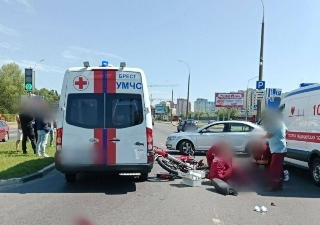 Подросток на мотоцикле врезался в машину МЧС на перекрестке в Бресте