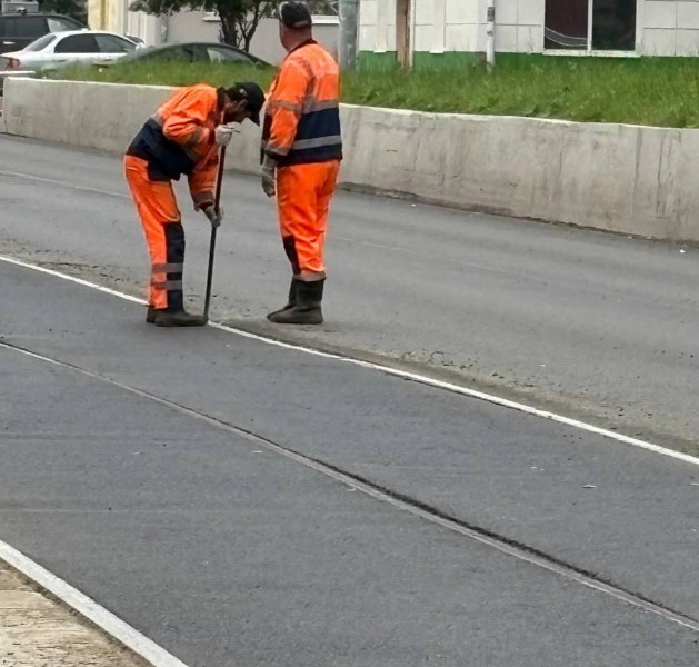 В Екатеринбурге дорожные рабочие случайно заасфальтировали пути, в результате чего с рельсов сошёл трамвай
