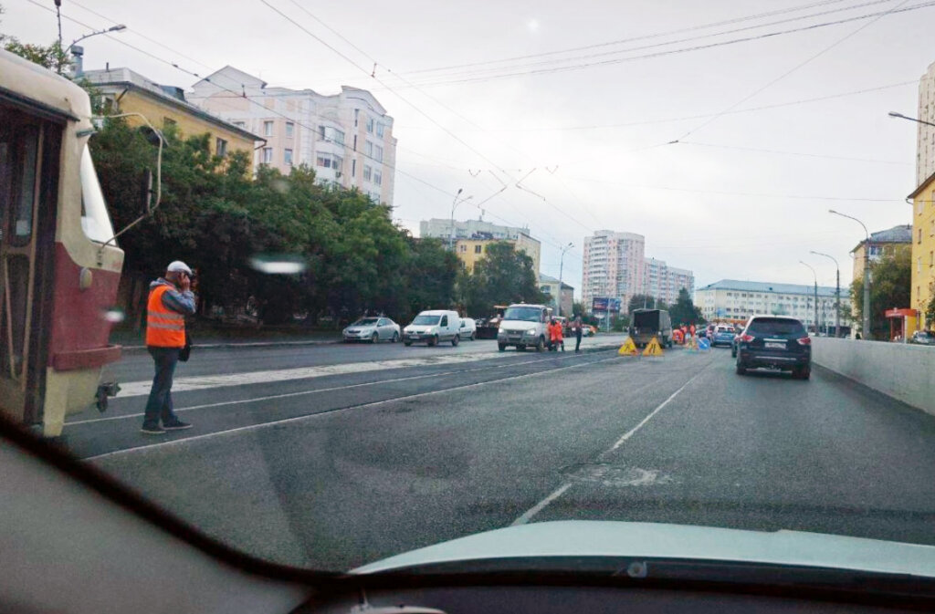 В Екатеринбурге дорожные рабочие случайно заасфальтировали пути, в результате чего с рельсов сошёл трамвай