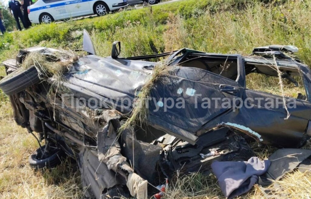 «Ладу» разорвало на части в результате ДТП в Татарстане