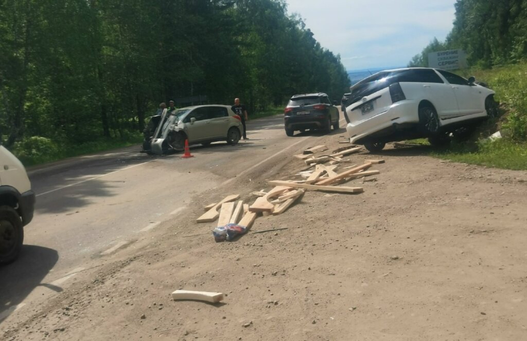 &#171;При повороте налево не уступил дорогу&#187;: Nissan и Toyota столкнулись под Иркутском