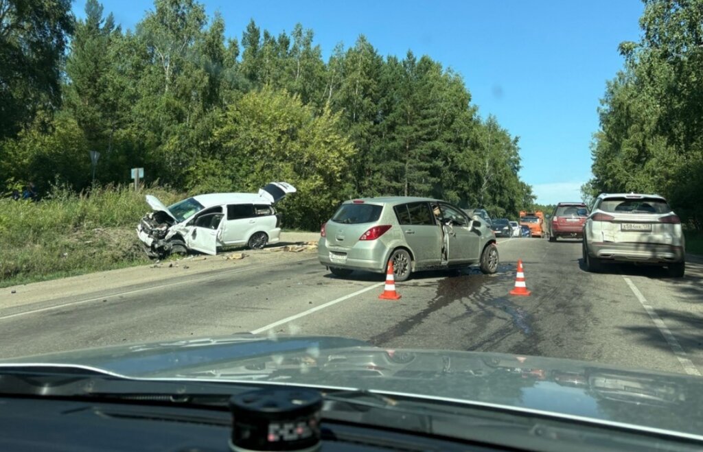 &#171;При повороте налево не уступил дорогу&#187;: Nissan и Toyota столкнулись под Иркутском