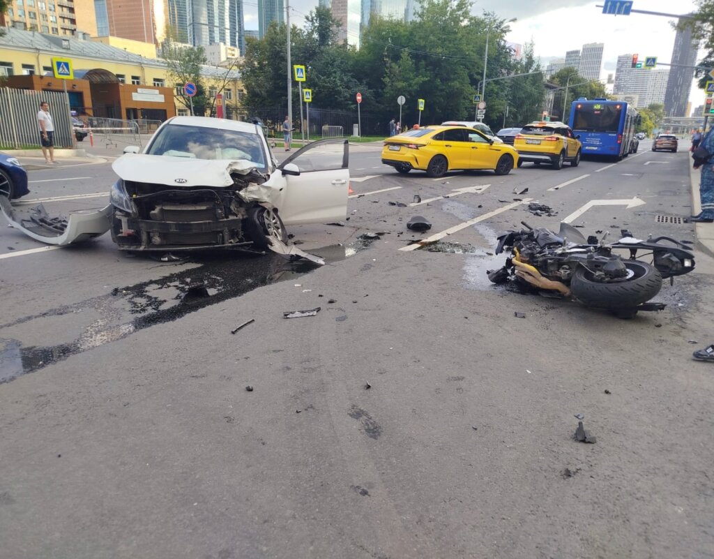 В Москве камера запечатлела последние секунды жизни байкера