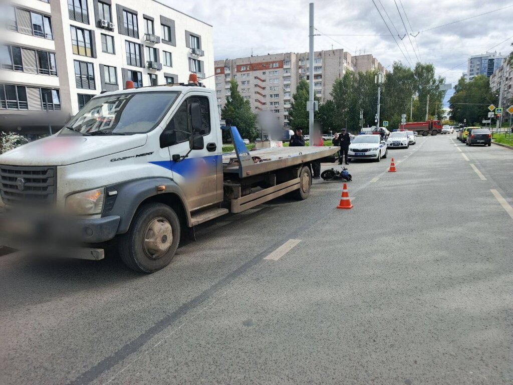 В Ижевске курьер на электровелосипеде врезался в стоящий грузовик