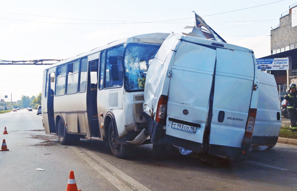 Автобус на полном ходу снёс фургон на улице Маяковского в Ижевске