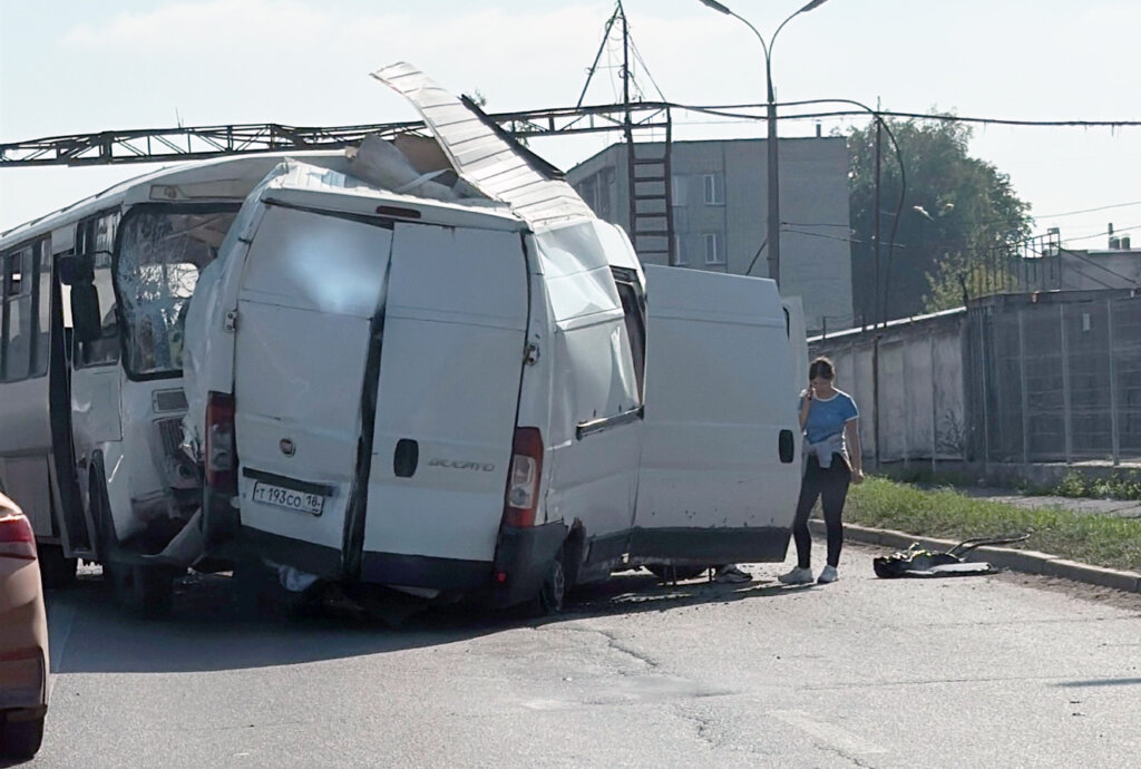 Автобус на полном ходу снёс фургон на улице Маяковского в Ижевске