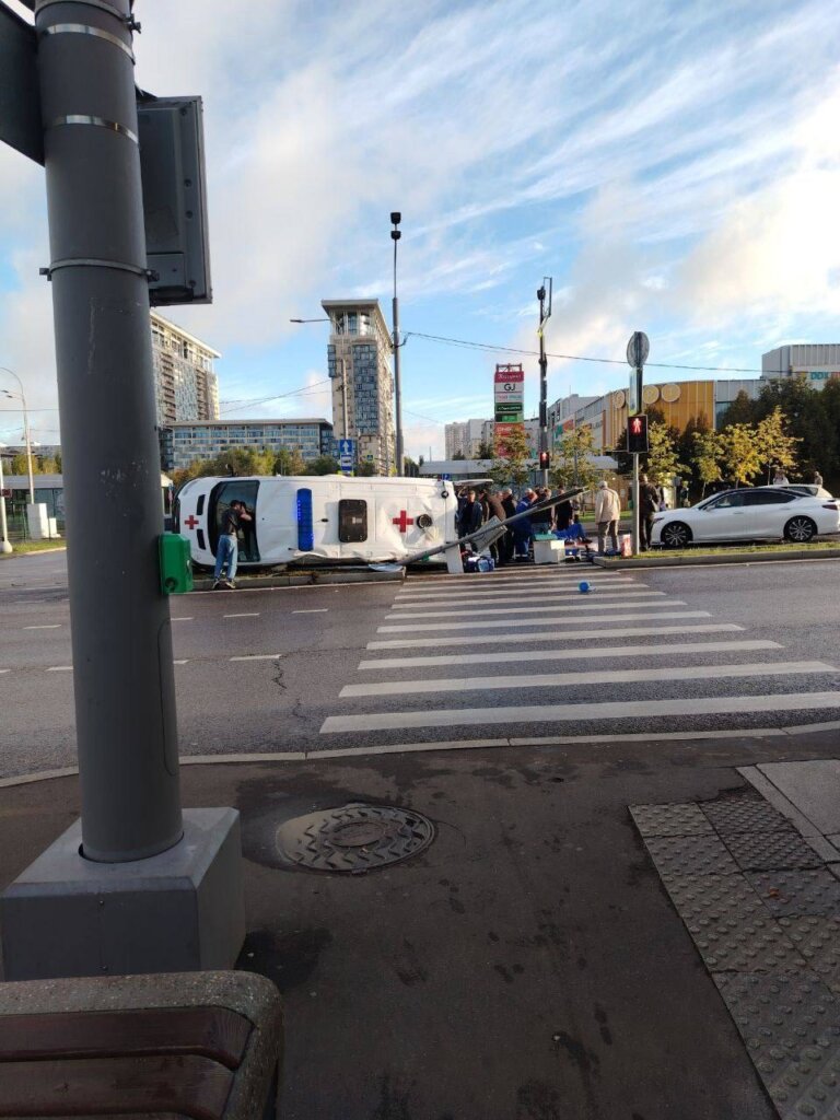 Скорая опрокинулась в результате ДТП на перекрестке в Москве: видео с камеры
