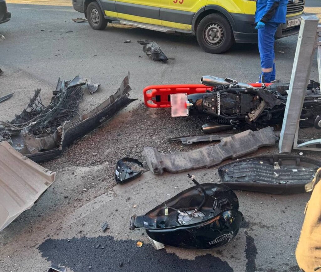Парень с девушкой на мотоцикле едва не погибли в результате ДТП в Казани