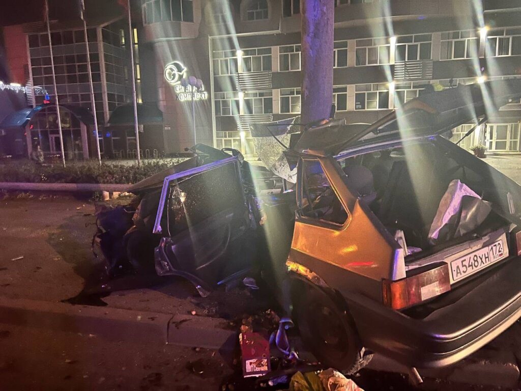 Парень с девушкой разбились в ночном ДТП в Тюмени