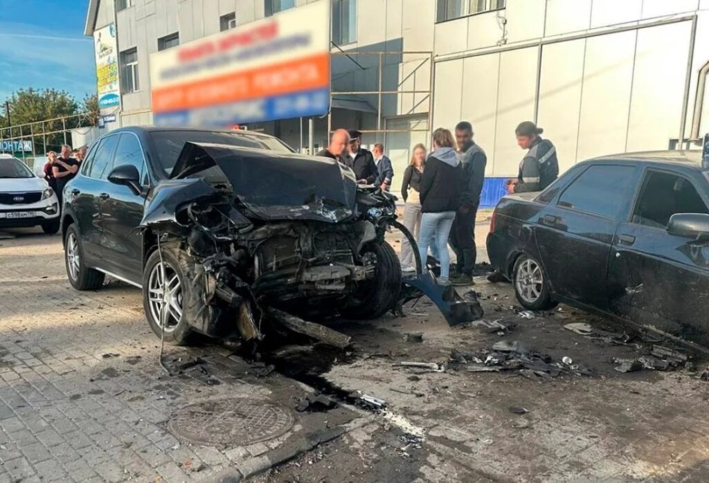В Нижнем Новгороде лихач на &#171;Порше&#187; влетел в раритетную &#171;Волгу&#187; и снёс остановку