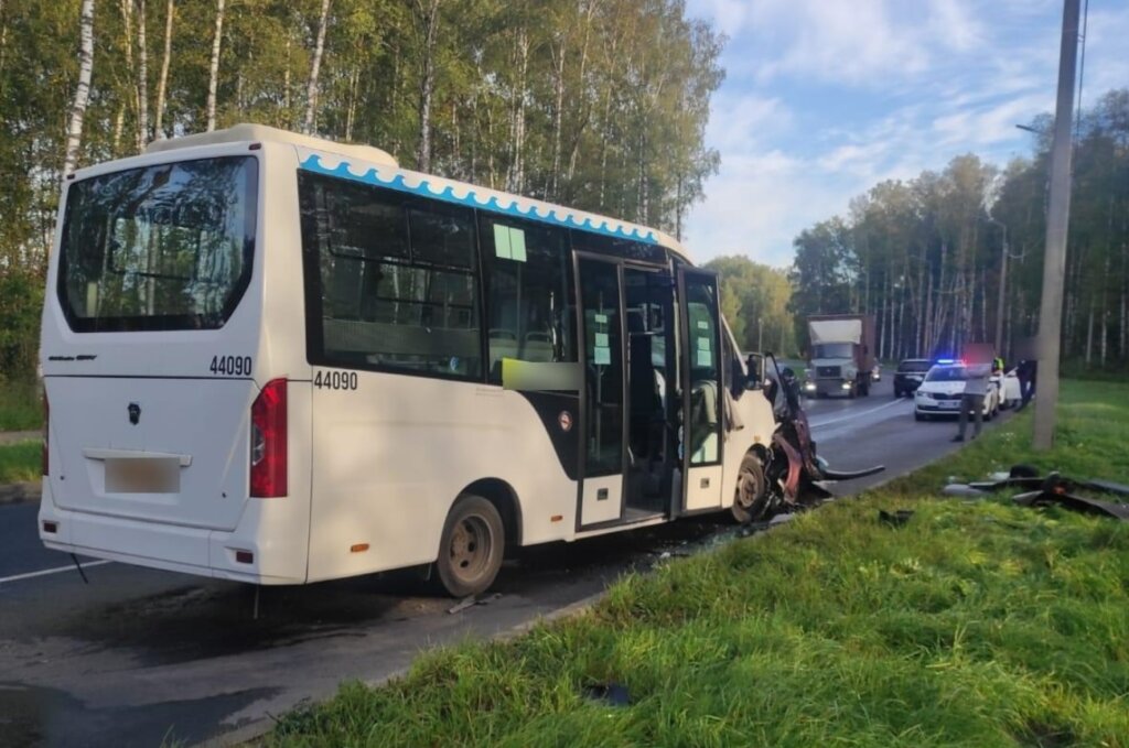 В Костроме «Приора» выехала на встречную и лоб в лоб столкнулась с маршруткой