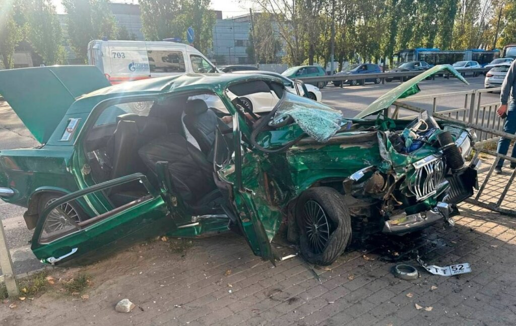 В Нижнем Новгороде лихач на &#171;Порше&#187; влетел в раритетную &#171;Волгу&#187; и снёс остановку