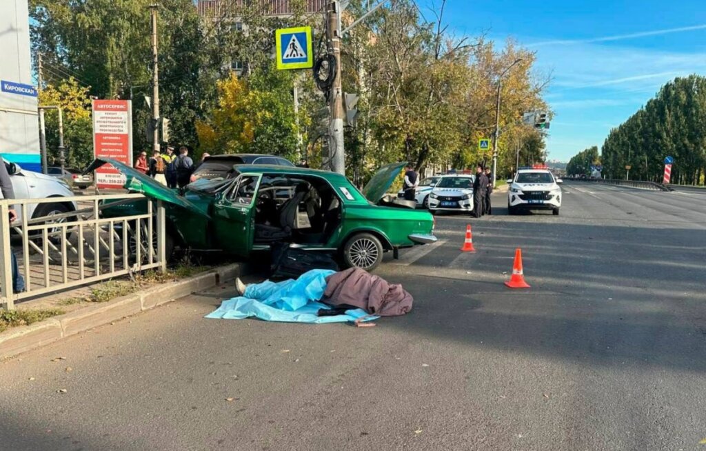 В Нижнем Новгороде лихач на &#171;Порше&#187; влетел в раритетную &#171;Волгу&#187; и снёс остановку