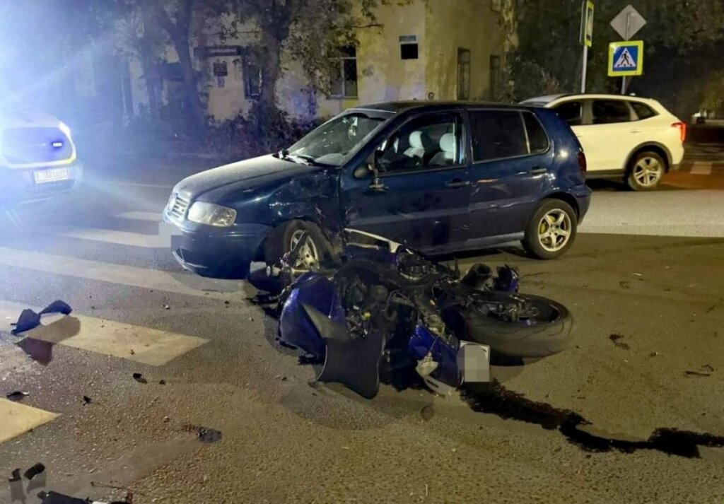 В Твери мотоциклист не уступил дорогу автомобилю и оказался в больнице
