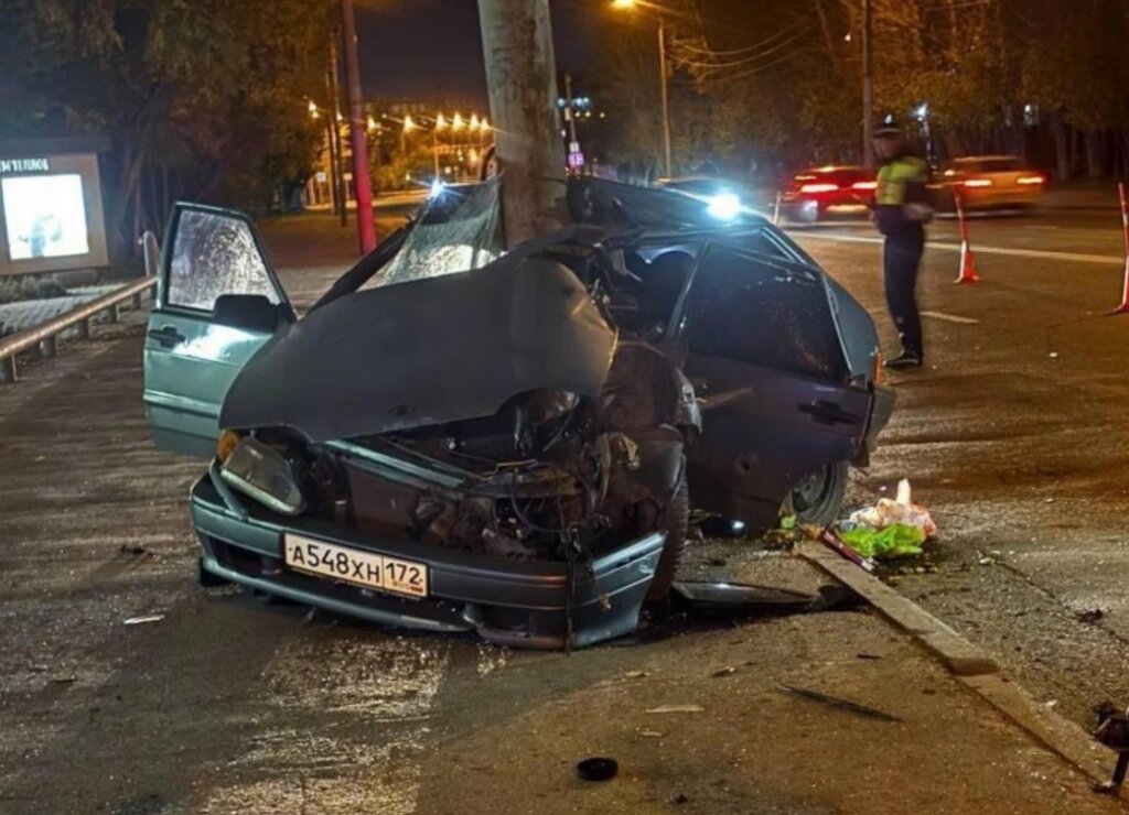Парень с девушкой разбились в ночном ДТП в Тюмени