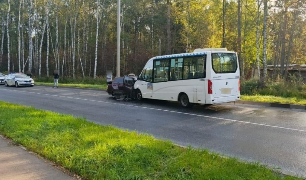 В Костроме «Приора» выехала на встречную и лоб в лоб столкнулась с маршруткой