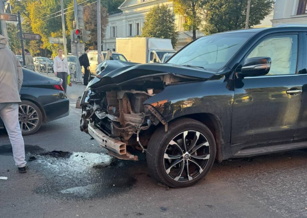 Парень с девушкой на мотоцикле едва не погибли в результате ДТП в Казани