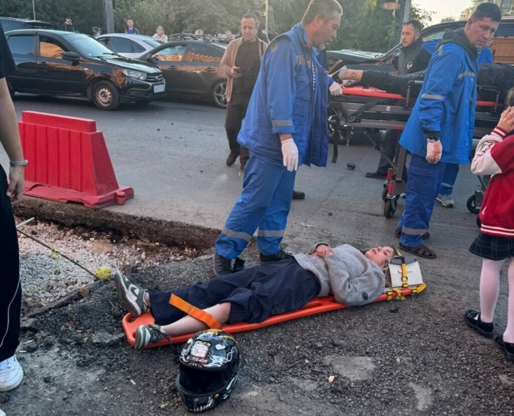 Парень с девушкой на мотоцикле едва не погибли в результате ДТП в Казани