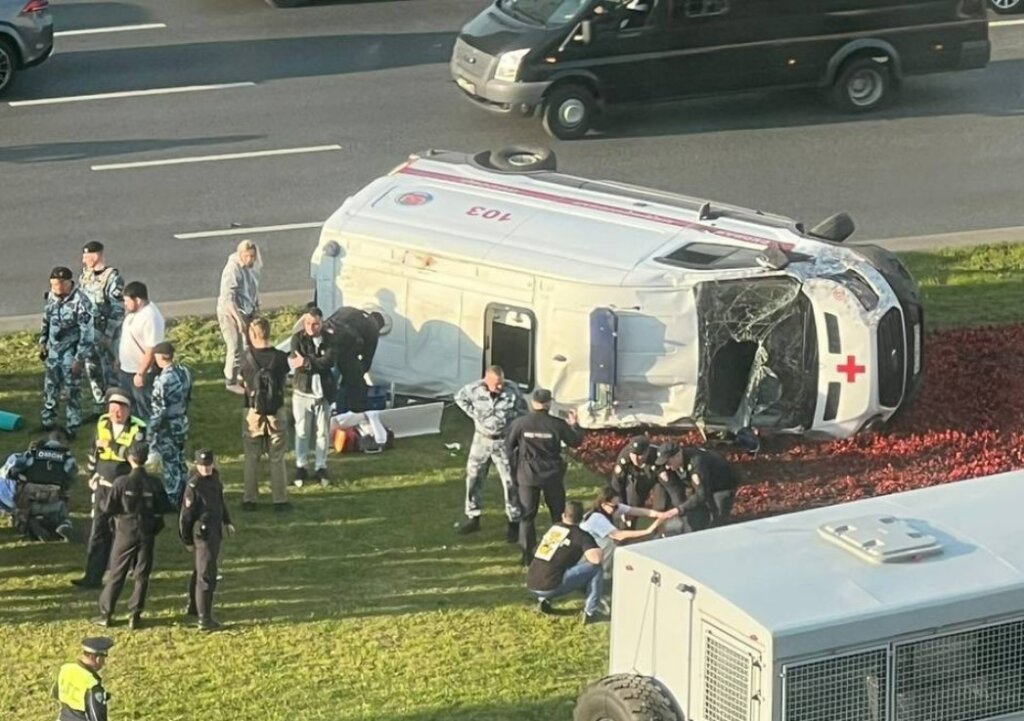 Видеорегистратор запечатлел момент ДТП с участием скорой на Кутузовском проспекте в Москве
