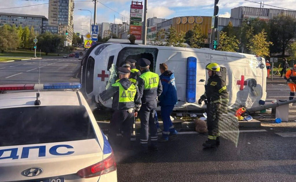 Скорая опрокинулась в результате ДТП на перекрестке в Москве: видео с камеры