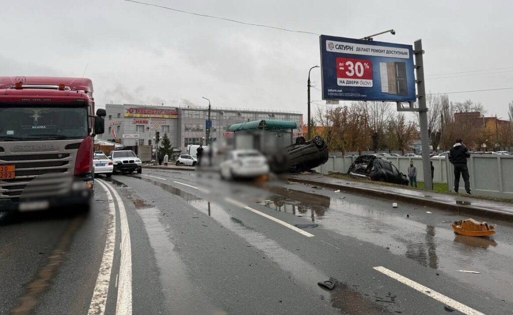 В Уфе самосвал без тормозов смял 12 автомобилей