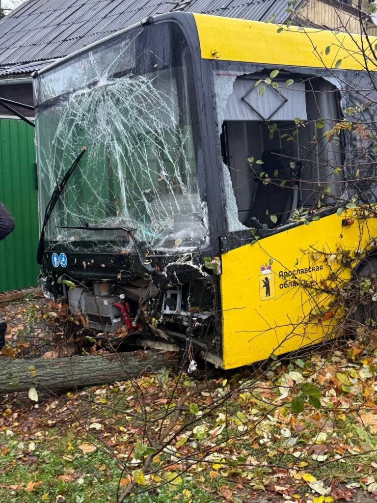 Момент ДТП в Угличе: водитель автомобиля не уступил дорогу автобусу