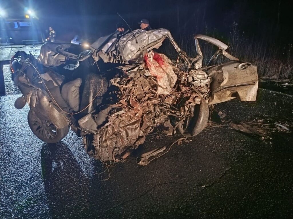«Ладу Гранту» смяло от столкновения с большегрузом на трассе Магнитогорск — Белорецк