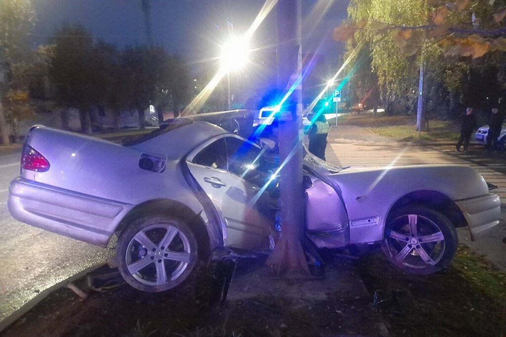 Mercedes намотало на столб в Результате ДТП в Смоленске