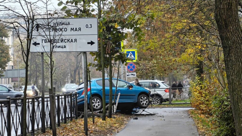 В Красном Селе девушка решила поиграть в &#171;шашки&#187; за рулем и попала в ДТП