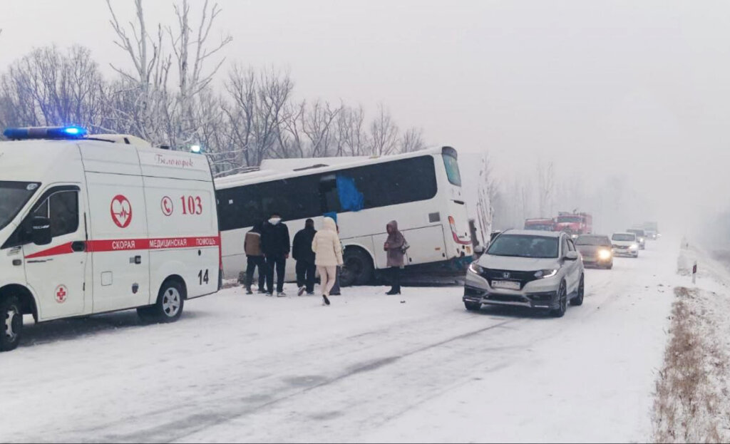 Автобус и грузовик столкнулись на подъезде к Благовещенску: пострадали 10 человек