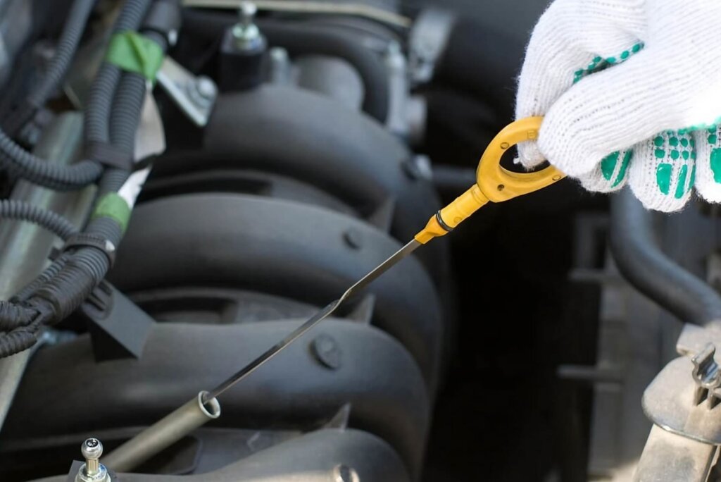 Как правильно проверять уровень масла в двигателе автомобиля