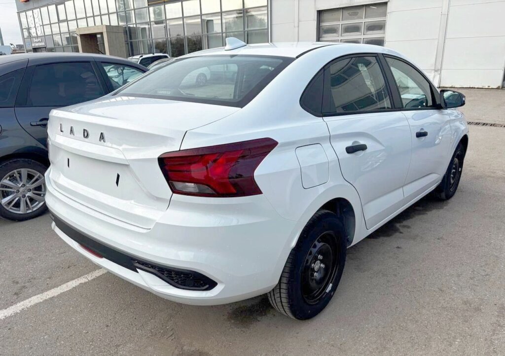 Lada Iskra: стоит ли базовая версия своих 1,25 млн рублей?