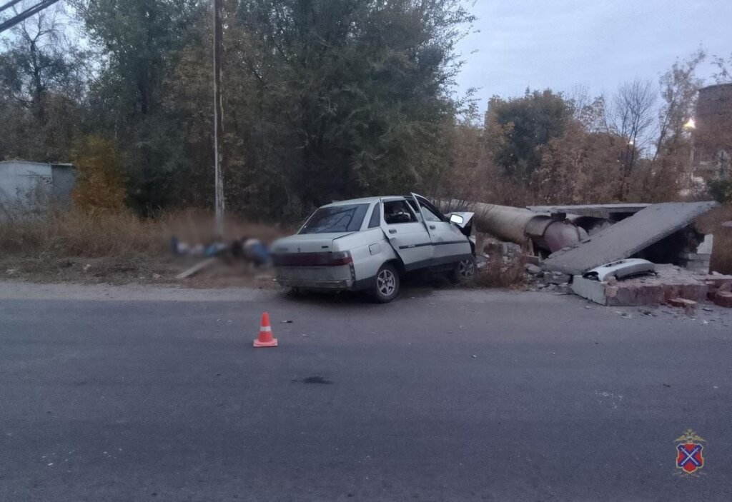 В Волгоградской области ВАЗ-2110 врезался в бетонное ограждение: никто не выжил