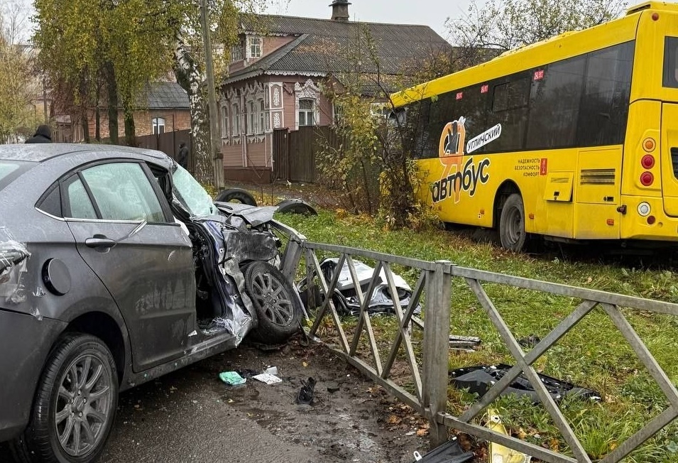 Момент ДТП в Угличе: водитель автомобиля не уступил дорогу автобусу