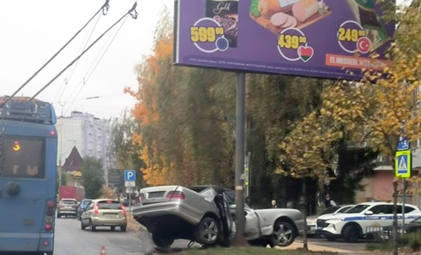 Mercedes намотало на столб в Результате ДТП в Смоленске
