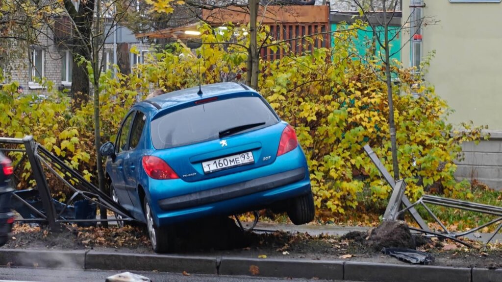 В Красном Селе девушка решила поиграть в &#171;шашки&#187; за рулем и попала в ДТП