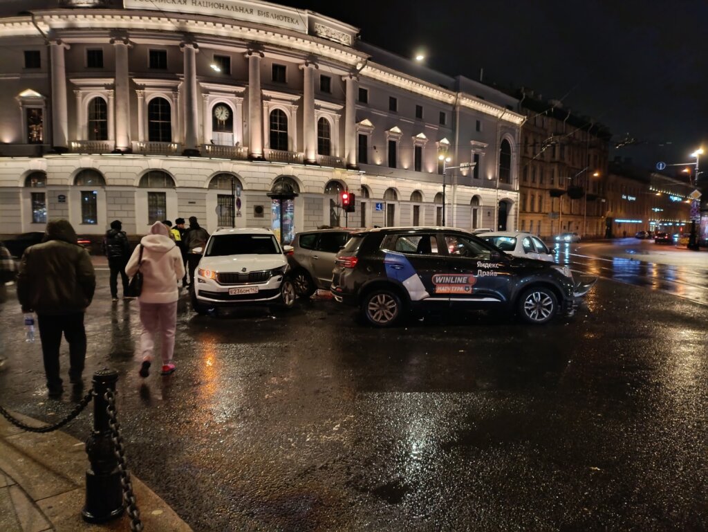«Выехал на перекресток на красный»: в объектив камер попал момент массового ДТП на Невском проспекте в Петербурге