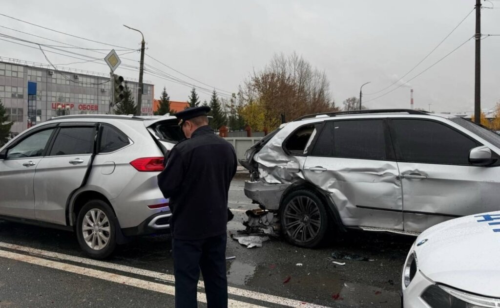 В Уфе самосвал без тормозов смял 12 автомобилей