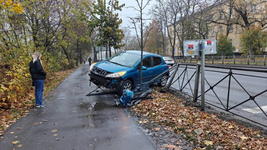 В Красном Селе девушка решила поиграть в &#171;шашки&#187; за рулем и попала в ДТП
