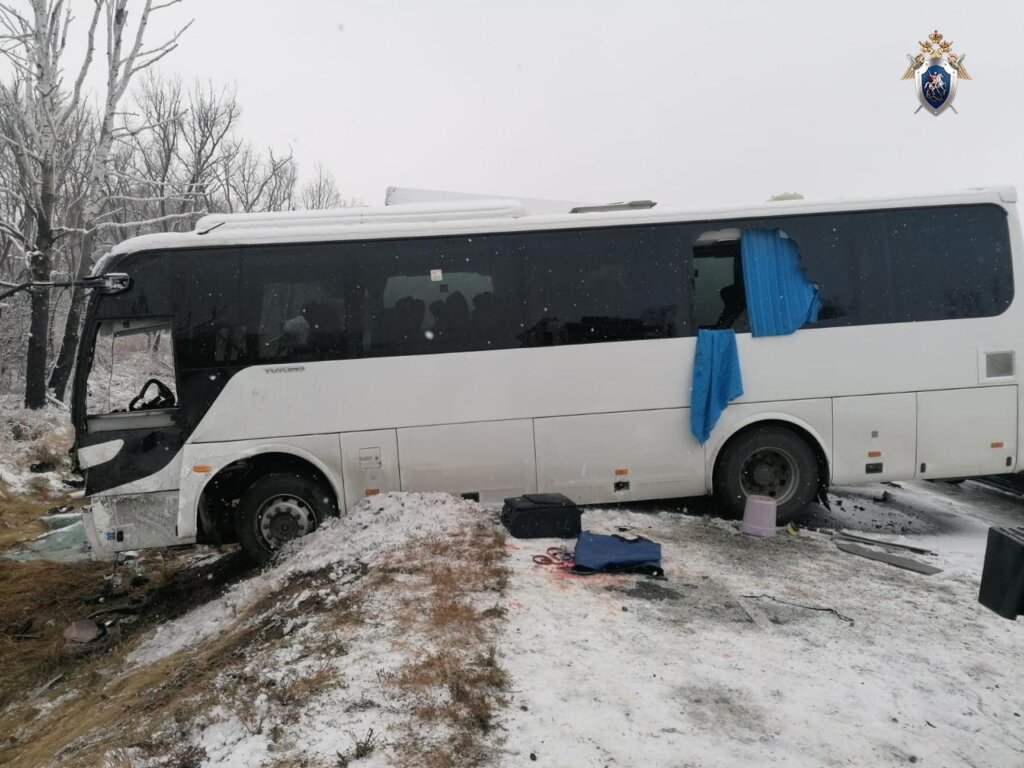 Автобус и грузовик столкнулись на подъезде к Благовещенску: пострадали 10 человек