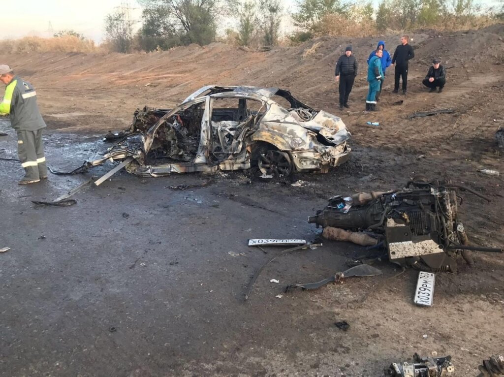 Infiniti налетел на бетонное ограждение и загорелся на Обводном шоссе в Тольятти