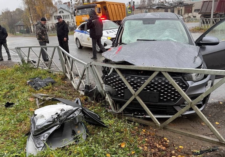 Момент ДТП в Угличе: водитель автомобиля не уступил дорогу автобусу