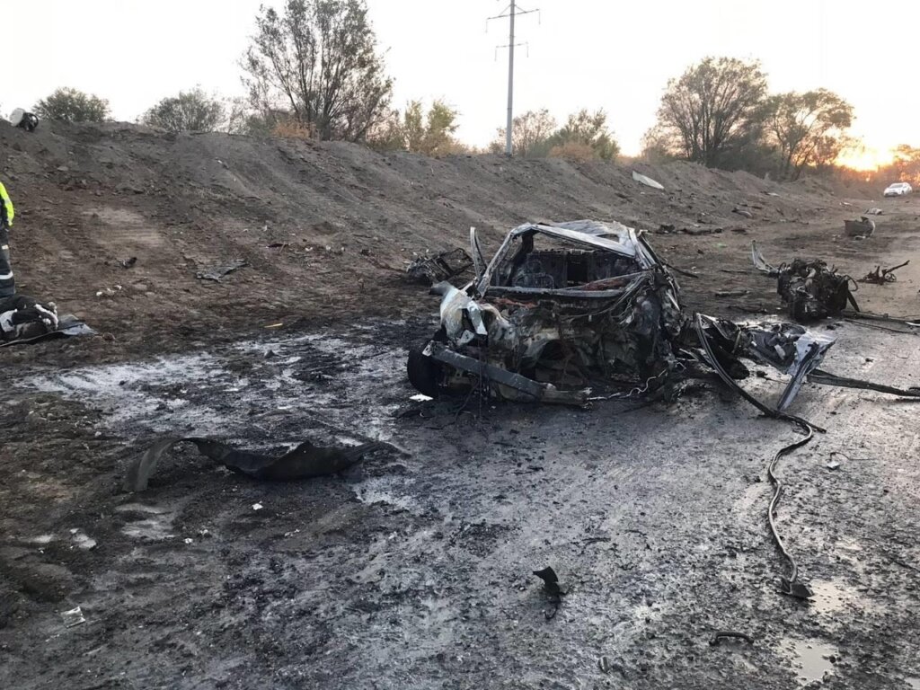 Infiniti налетел на бетонное ограждение и загорелся на Обводном шоссе в Тольятти
