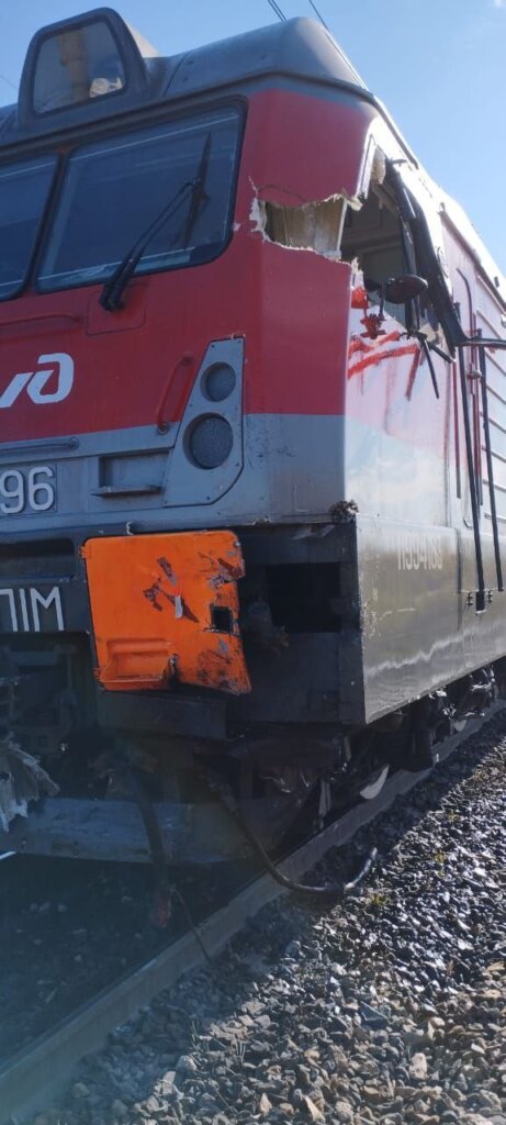 В Татарстане самосвал выехал на железнодорожный переезд и столкнулся с поездом