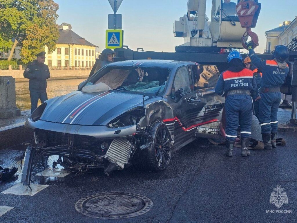 В Петербурге Porsche Cayenne под управлением пьяного водителя улетел в Фонтанку