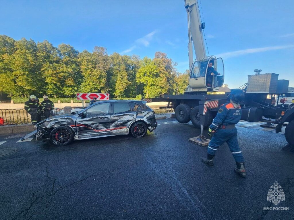 В Петербурге Porsche Cayenne под управлением пьяного водителя улетел в Фонтанку