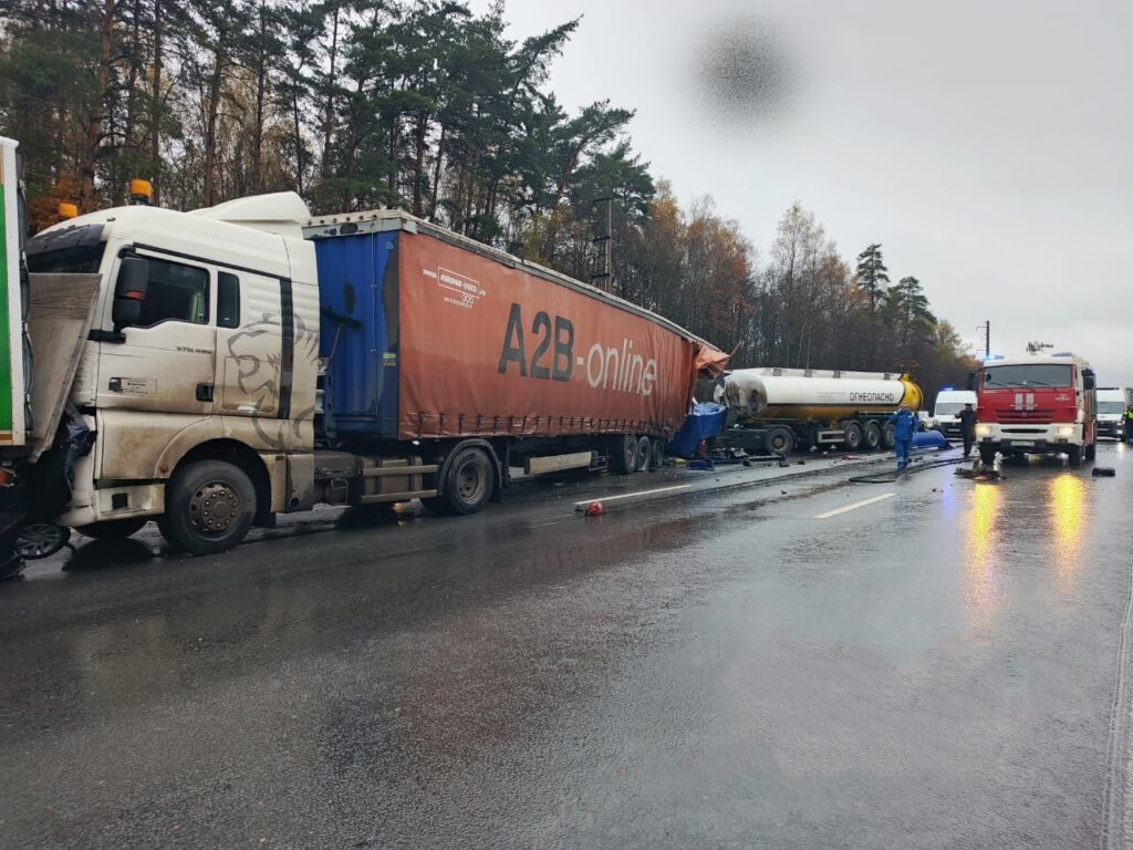 «Смяло в гармошку»: видеорегистратор запечатлел момент массового ДТП на трассе М-2 в Подмосковье