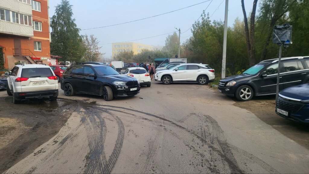 Ехал по встречной полосе? Кто виноват в ДТП во дворе?