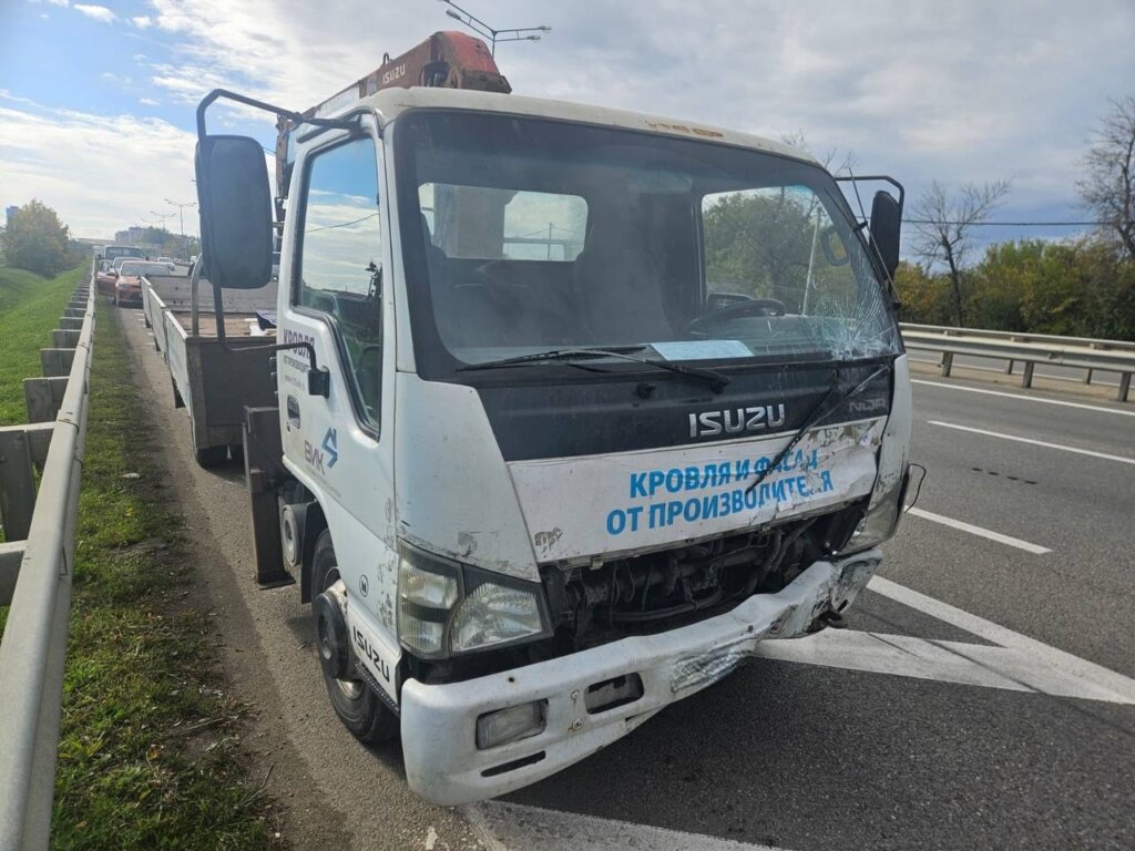 &#171;От удара отбросило назад&#187;: видеорегистратор запечатлел момент тройного ДТП на Ейском шоссе в Краснодаре