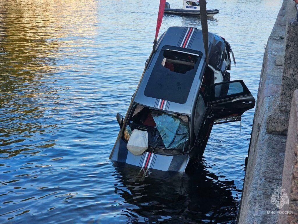 В Петербурге Porsche Cayenne под управлением пьяного водителя улетел в Фонтанку